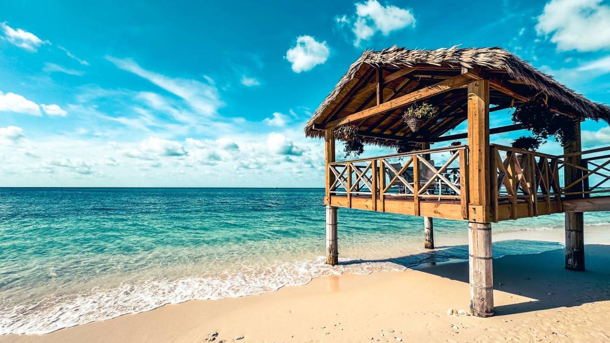 **Headline:** New Seasonal Flight from U.S. to Cayman Islands Begins May 26