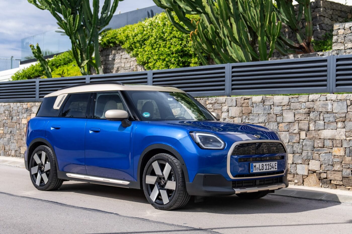 **Headline:** Mini updates Countryman Electric with improved range exceeding 500 kilometers