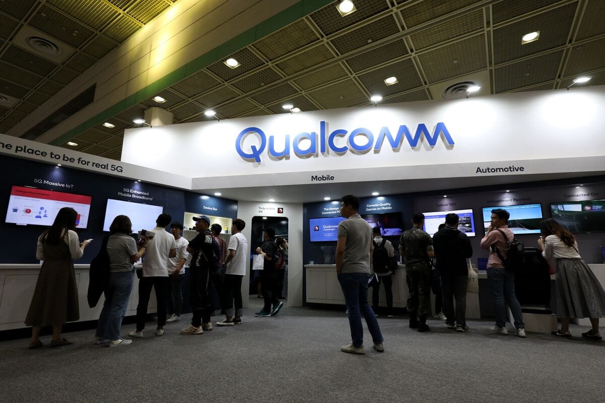 **Qualcomm Issues Cautious Revenue Outlook Amid Phone Market Uncertainty**