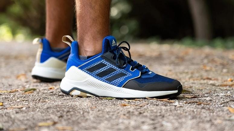 **Headline:** Growing Popularity of Online Shoe Shopping in Pakistan