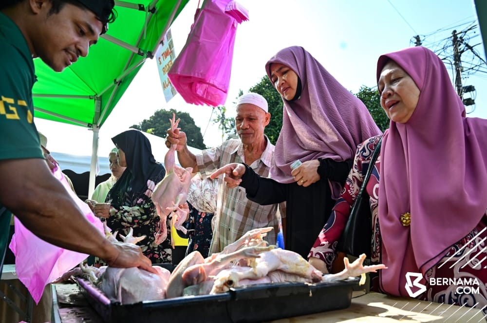 **Headline:** Over 800 Chickens Sold at RM6.80 per Kilogram in Two Hours Ahead of Ramadan in Terengganu