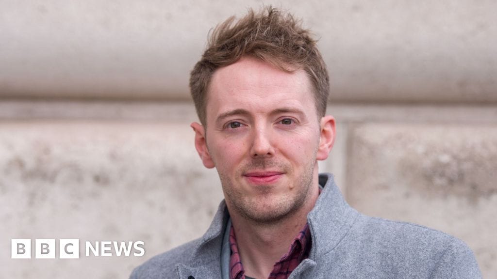 **Headline:** Martin Lewis Advises Caution on Student Loan Repayments Amid Criticism of Loan Terms