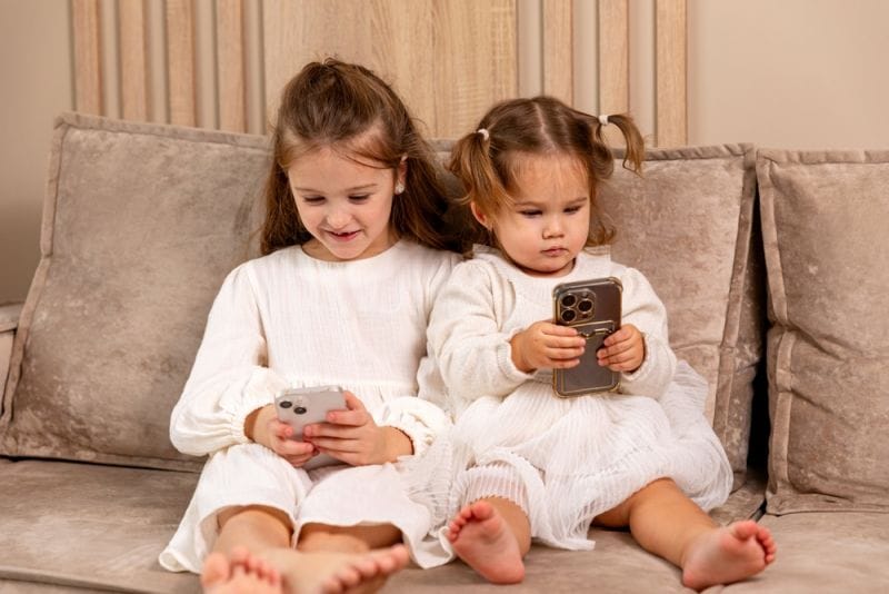 **Italy Adopts Cautious Approach to Social Media Age Limits for Minors**