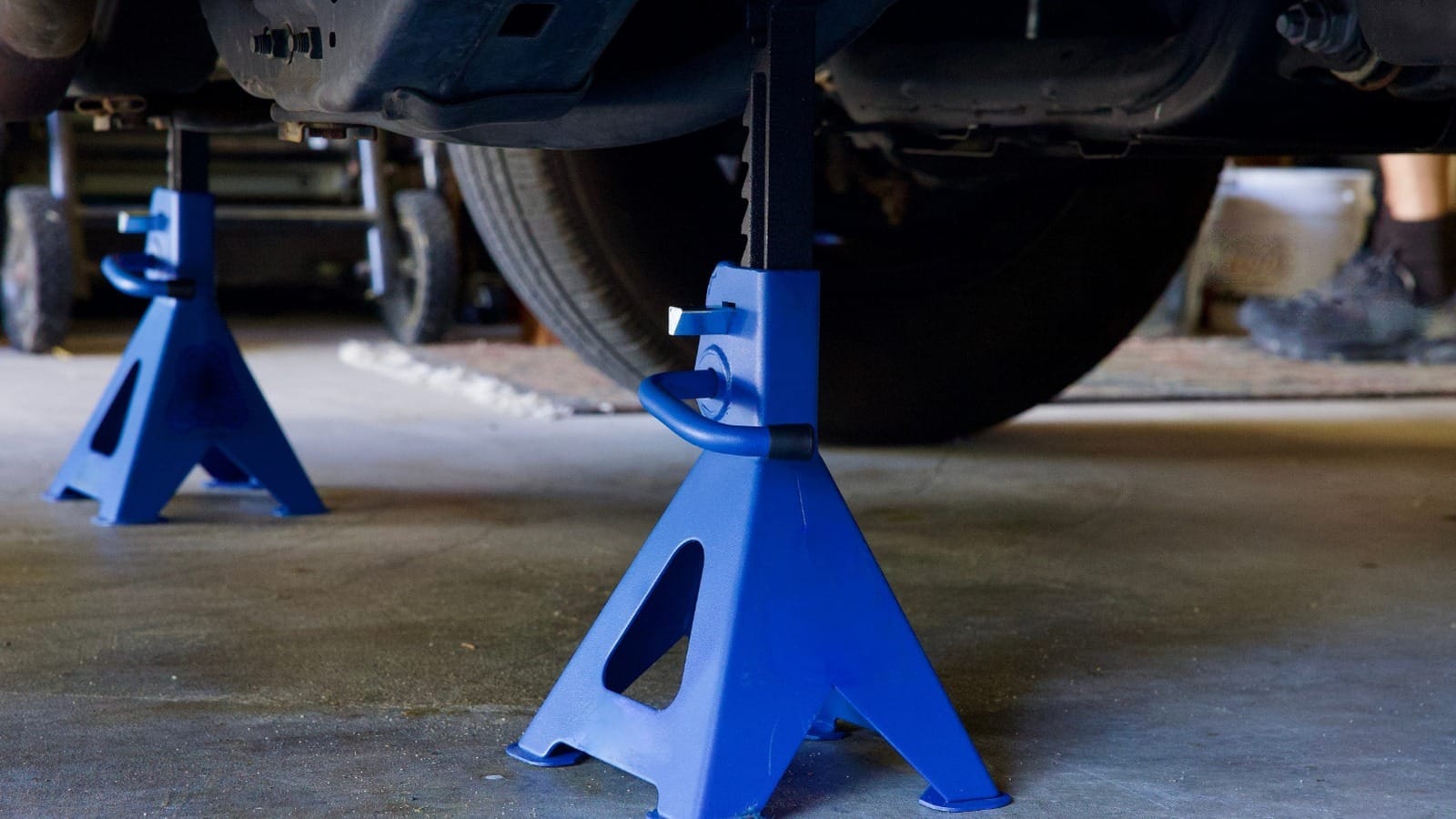 **Choosing Between Ramps and Jack Stands for Vehicle Maintenance**